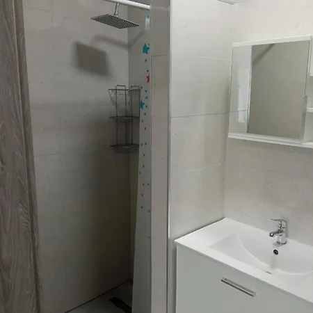 住宿加早餐酒店 Szafir - Noclegigrodziskpl 马佐夫舍地区格罗济斯克